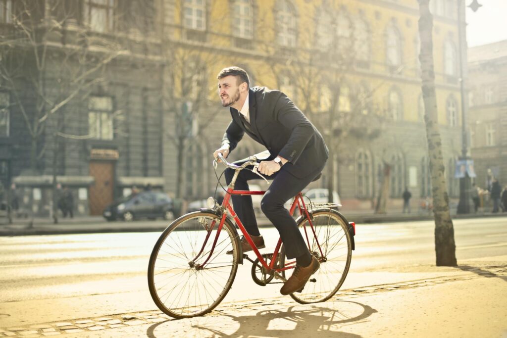 jobrad, company bike leasing; man on a bike in the city